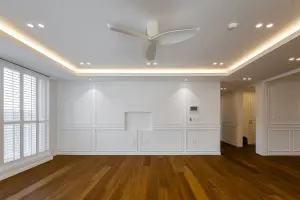 매립 TV존과 웨인스코팅의 클래식 거실 인테리어